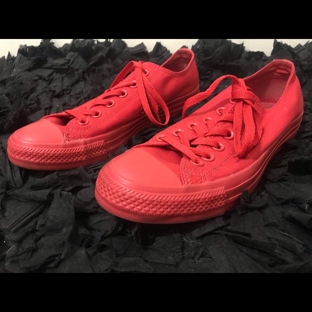 All red women’s converse size 7.5